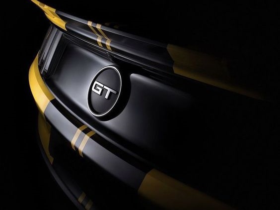 Sárga Ford Mustang GT hátulról